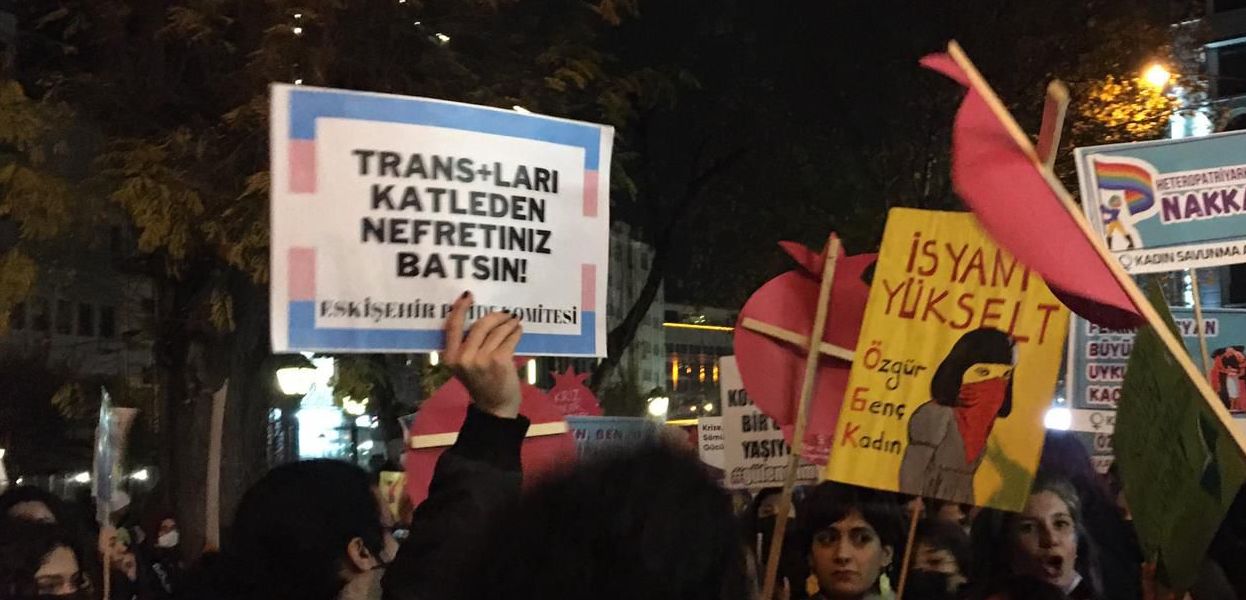 Eskişehir’de 25 Kasım: Polis, LGBTİ+ bayraklarını engelledi | Kaos GL - LGBTİ+ Haber Portalı Haber