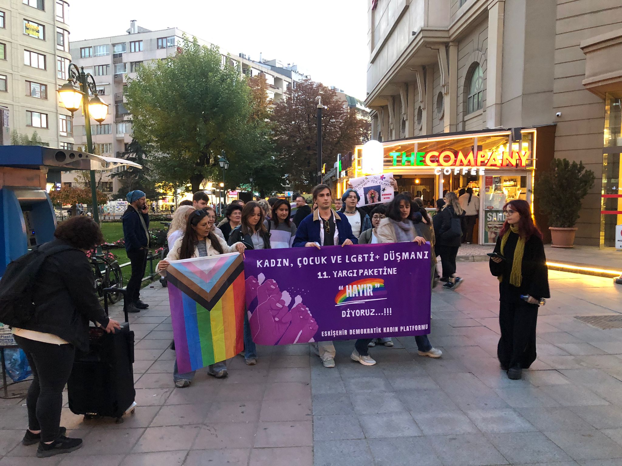 Eskişehir’de kadınlar ve LGBTİ+’lar yargı paketine karşı buluştu: “Toplumun tüm kesimlerini topyekun mücadeleye çağırıyoruz” | Kaos GL - LGBTİ+ Haber Portalı
