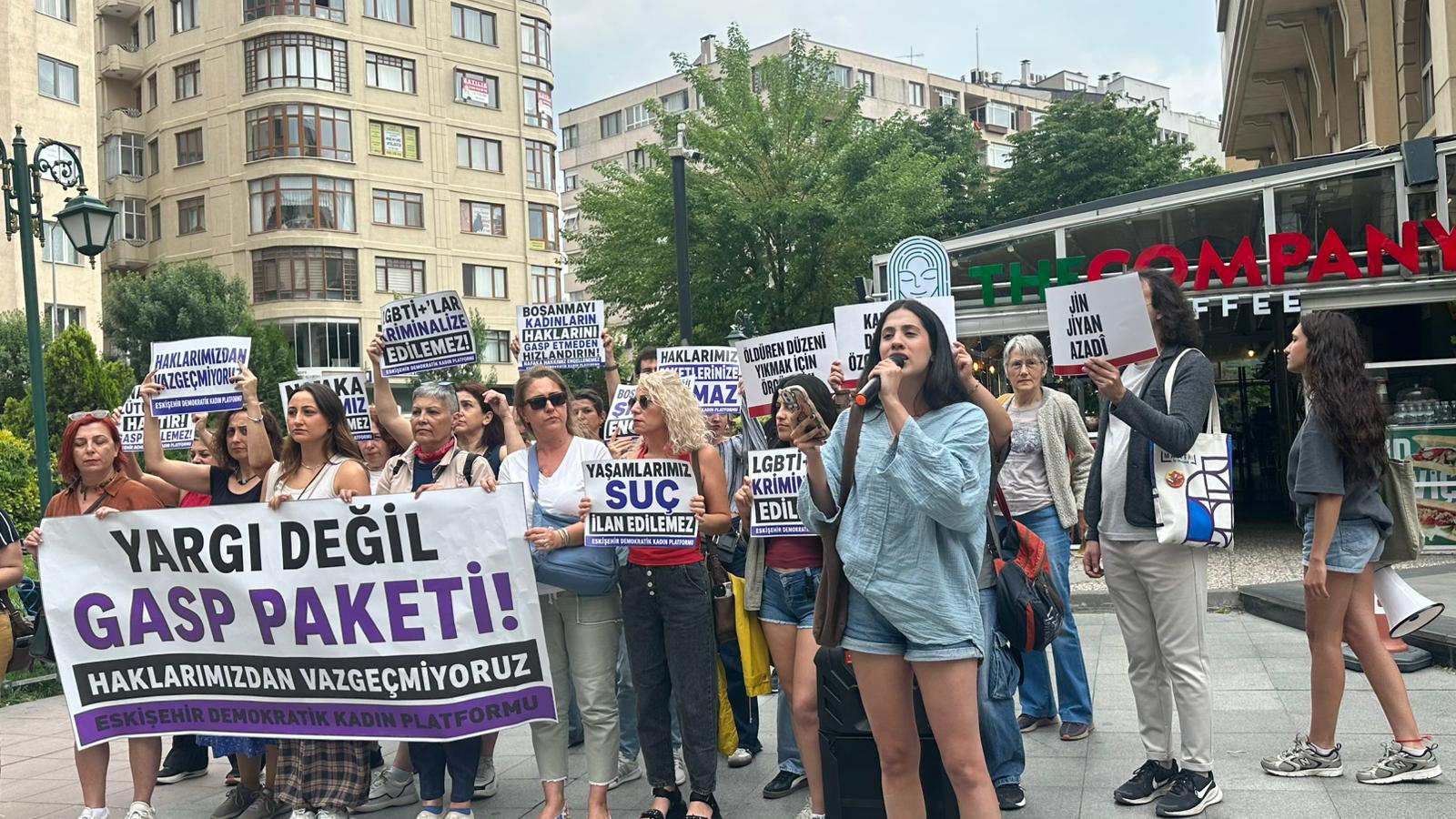 Eskişehir’de kadınlar ve LGBTİ+’lar yargı paketine karşı sokaklardaydı: “Nefret yasasına karşı hayatlarımıza sahip çıkıyoruz” | Kaos GL - LGBTİ+ Haber Portalı