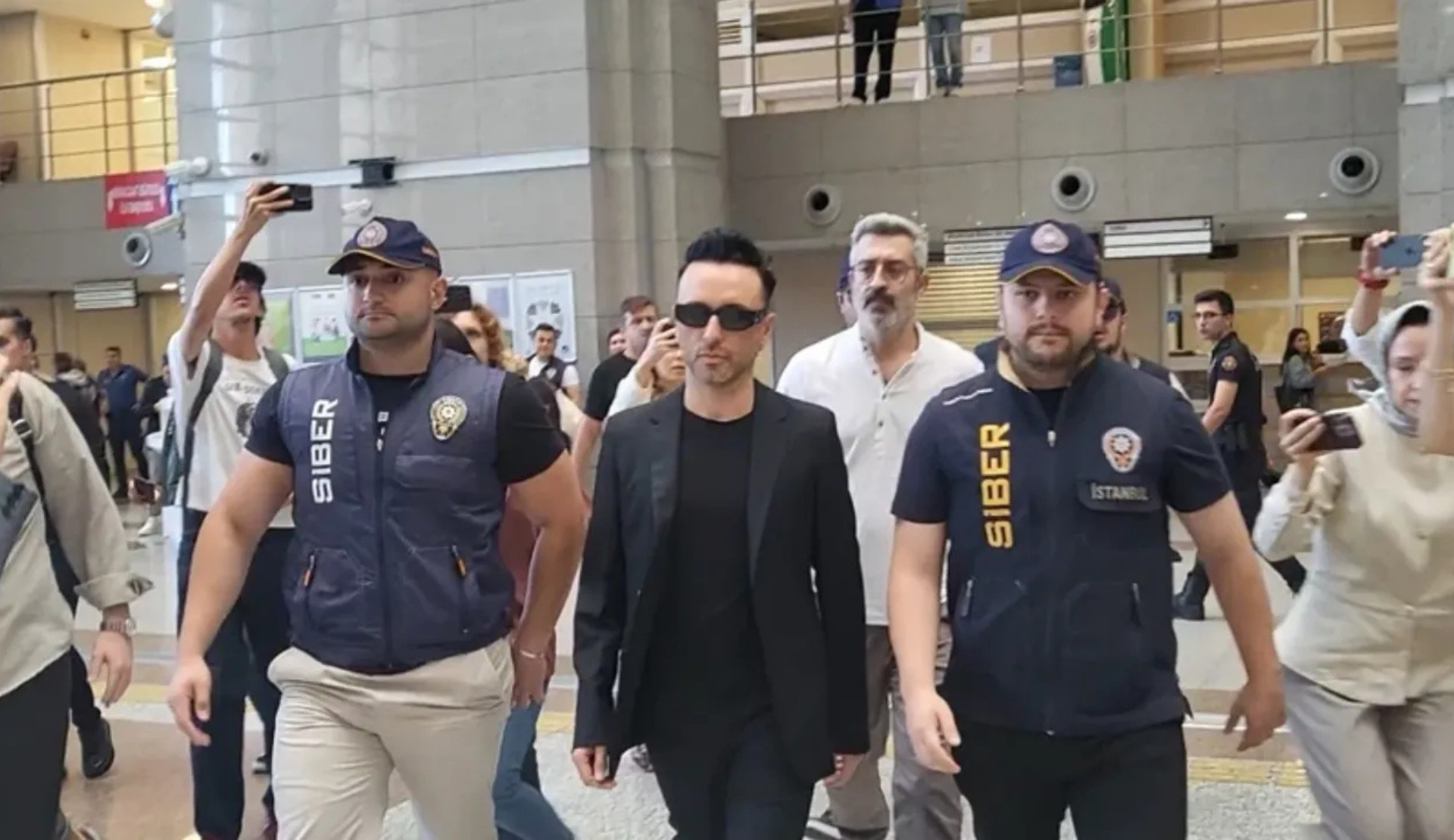 Esra Akbalık, marksist.org’a yazdı: “Kırılgan” aile kurumuna koruma kalkanı: Sansür Kaos GL - LGBTİ+ Haber Portalı