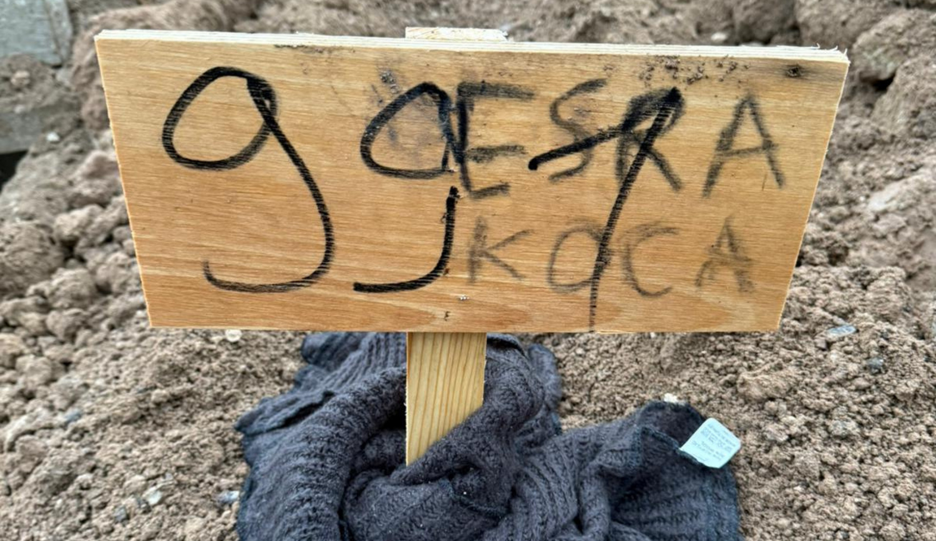 Evinde ölü bulunan trans kadın Esra Koca son yolculuğuna uğurlandı Kaos GL - LGBTİ+ Haber Portalı