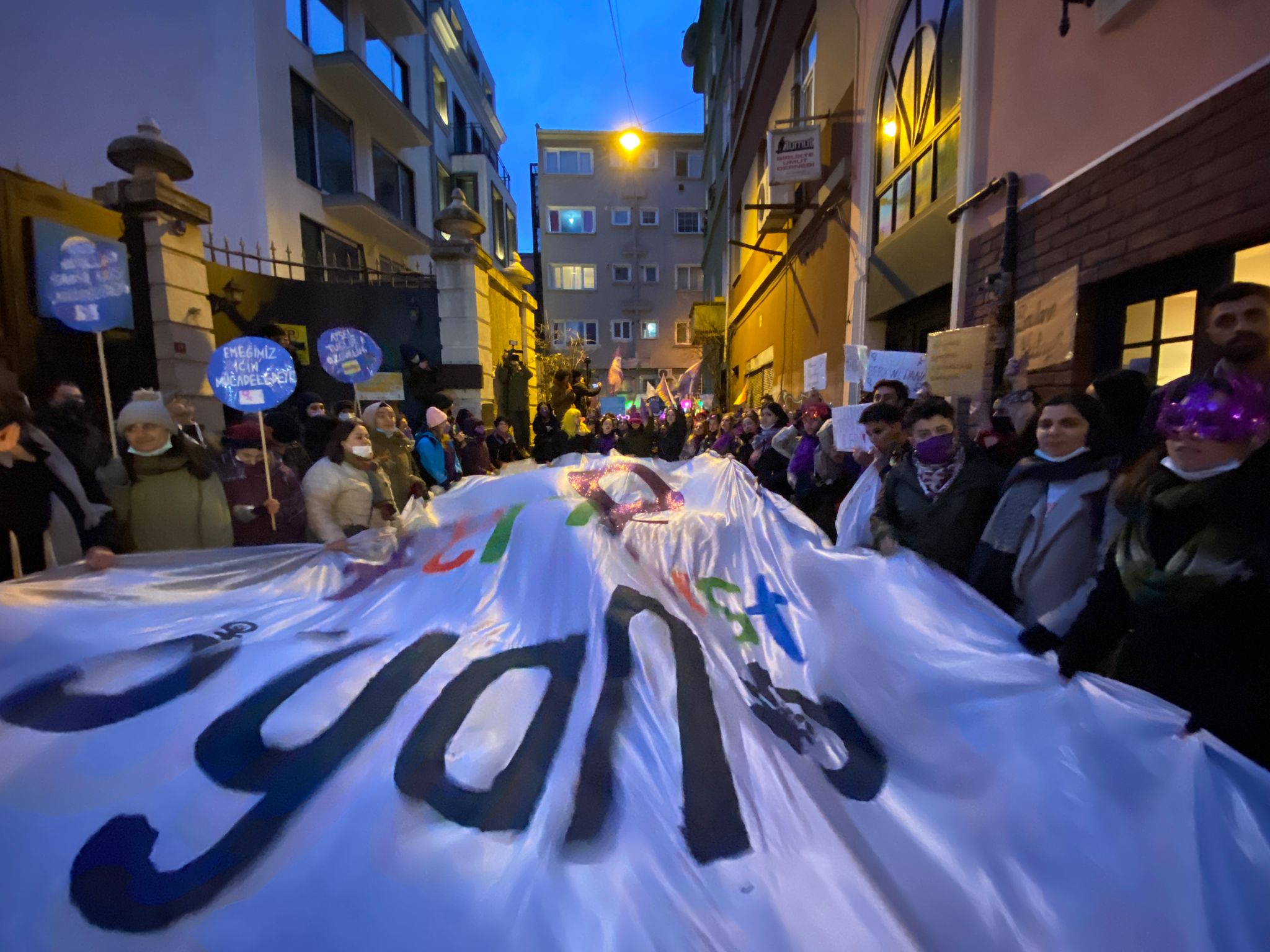 Feminist isyan Taksim’in her sokağından Sıraselviler’e akıyor | Kaos GL - LGBTİ+ Haber Portalı Haber