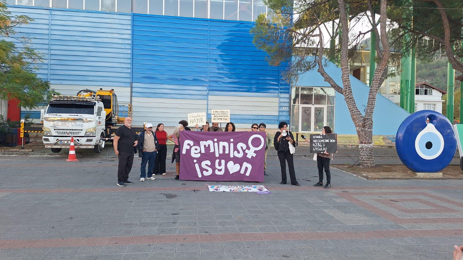 Fethiye’de kadınlar ve LGBTİ+’lar yargı paketine karşı bir araya geldi: “Yargı Paketi’ne hayır demek için sokaklardayız” | Kaos GL - LGBTİ+ Haber Portalı Haber