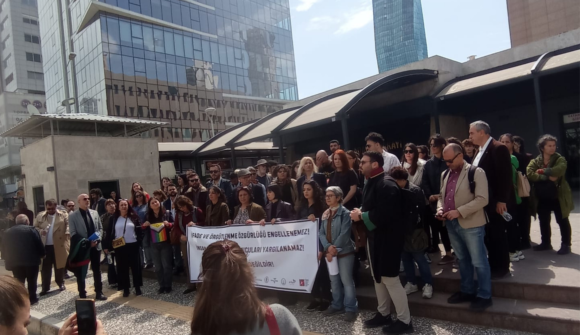 Genç LGBTİ+ davası sonrası insan hakları savunucularından basın açıklaması: "Derneğin suçlulaştırılmasına izin vermeyeceğiz" Kaos GL - LGBTİ+ Haber Portalı
