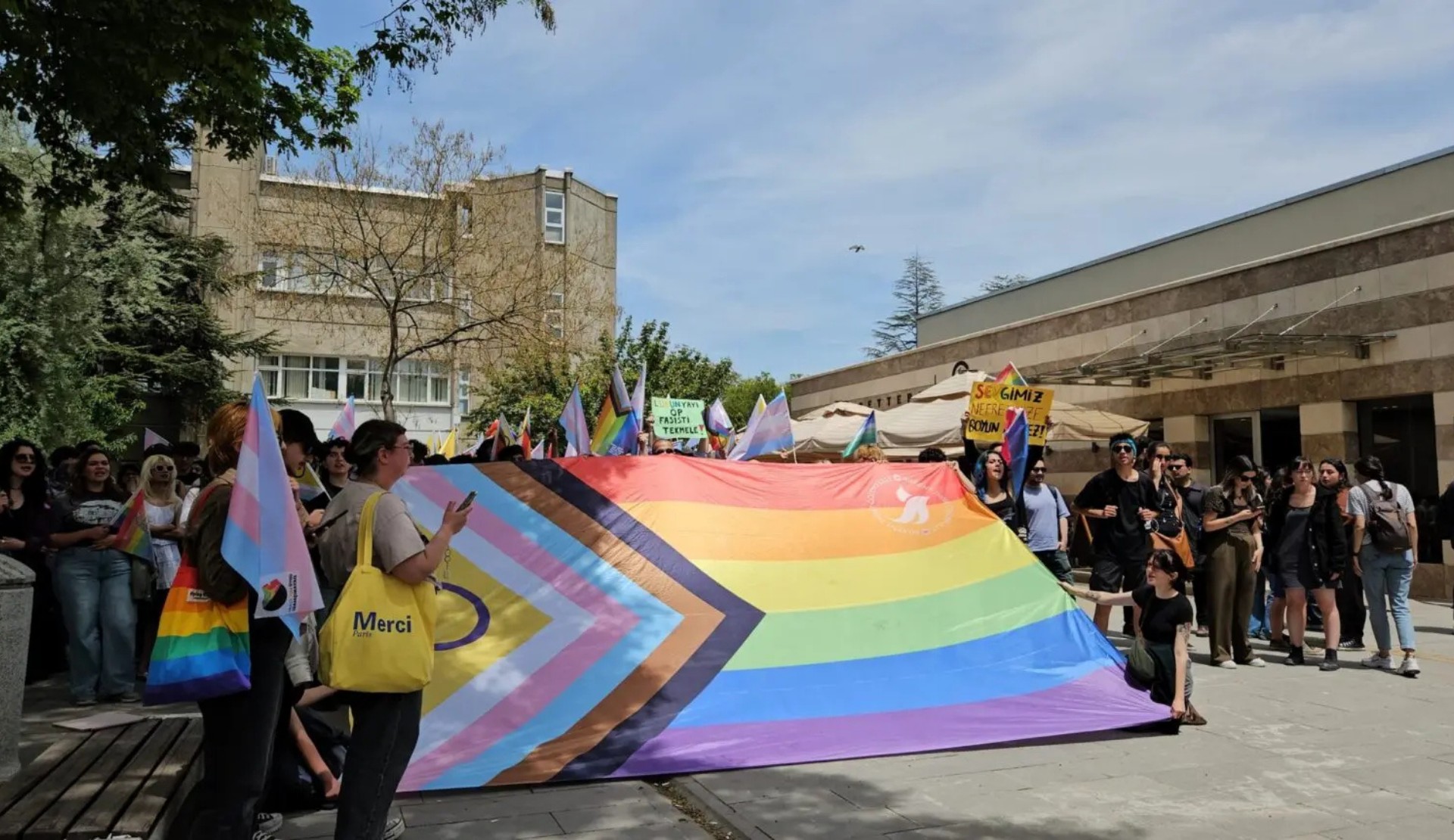 Hacettepe’de "Aile Yılı" protestosuna katılan öğrencilere yeni disiplin cezası: 3 yarıyıla kadar uzaklaştırma! Kaos GL - LGBTİ+ Haber Portalı