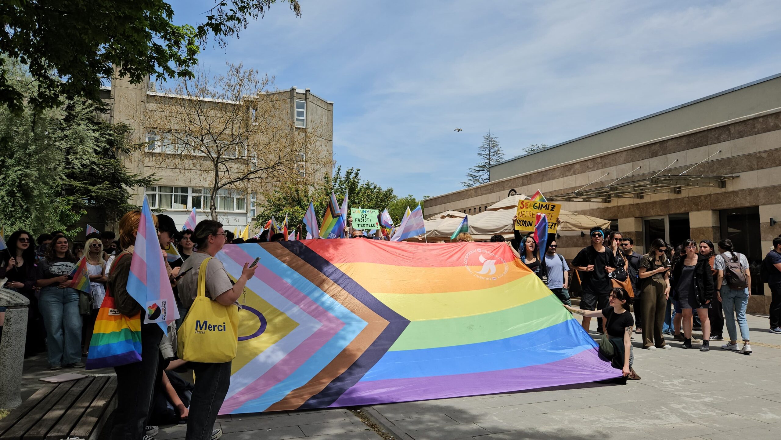 Hacettepe Onur Yürüyüşü: Polis yürüyüşe izin vermedi, öğrenciler tüm engellemelere rağmen basın açıklamasını okudu | Kaos GL - LGBTİ+ Haber Portalı Haber