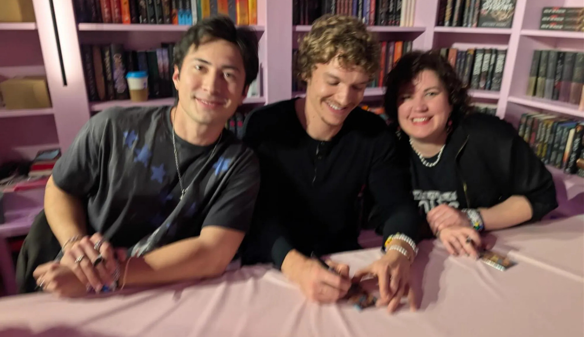 Heated Rivalry'nin yazarı Rachel Reid: “Kuir romantizm kitapçılarda yoktu, adeta yeraltı gibiydi” Kaos GL - LGBTİ+ Haber Portalı