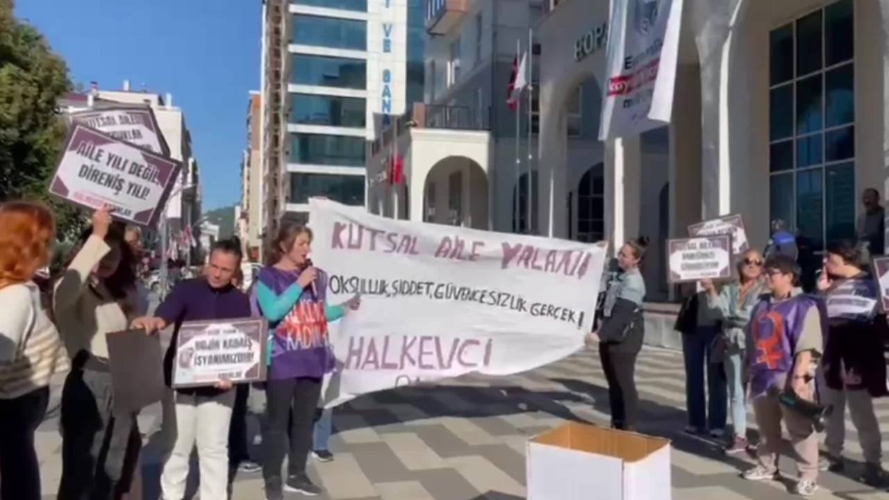 Hopa Halkevleri üyesi kadınlar, “Aile Yılı” politikalarına karşı meydanlardaydı: “Kutsal aile örtüsünü kaldırıyoruz” Kaos GL - LGBTİ+ Haber Portalı