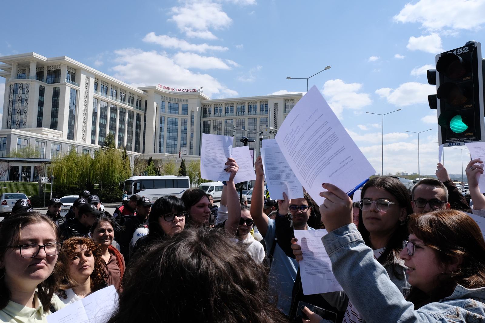 Hormon Hakkım Kolektifi’nin Sağlık Bakanlığı’na dilekçe vermesine polis engeli! Kaos GL - LGBTİ+ Haber Portalı