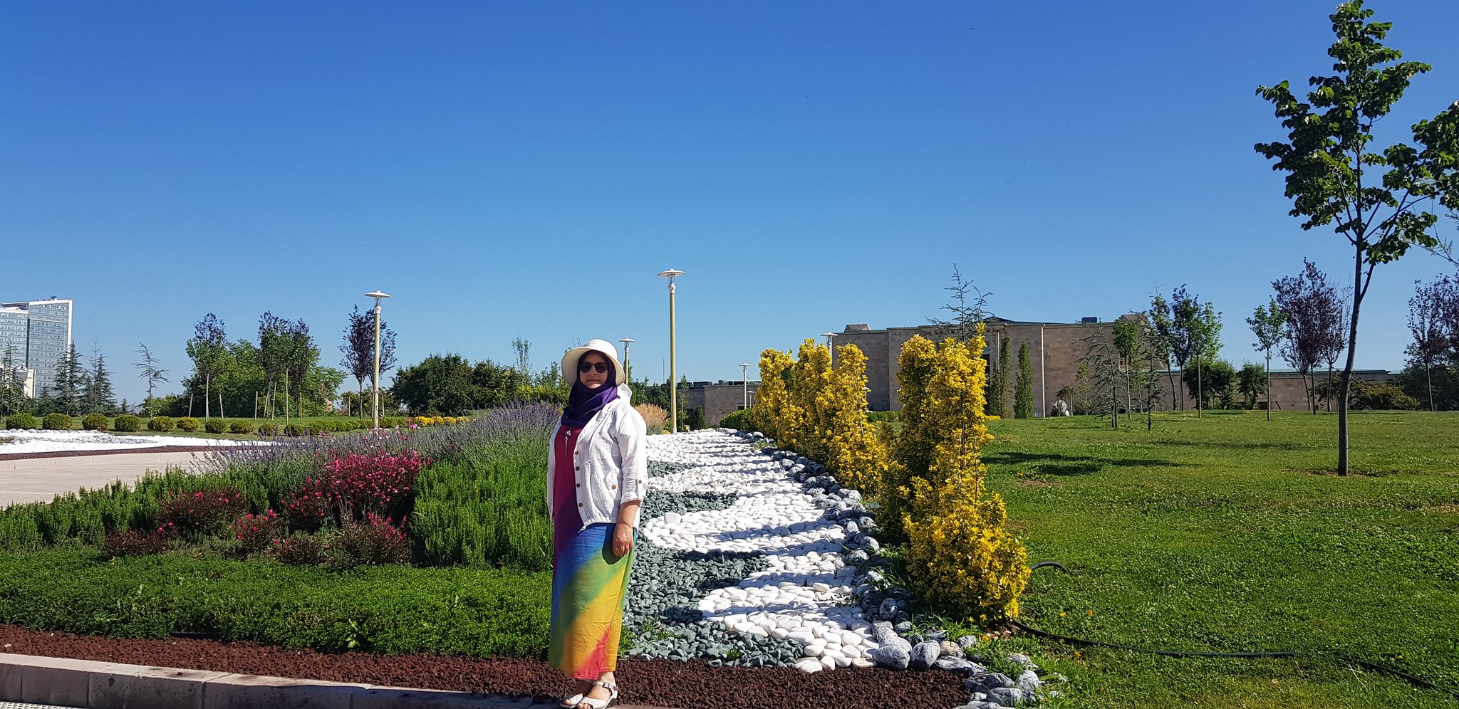 Hüda Kaya gökkuşağıyla TBMM’de | Kaos GL - LGBTİ+ Haber Portalı Haber