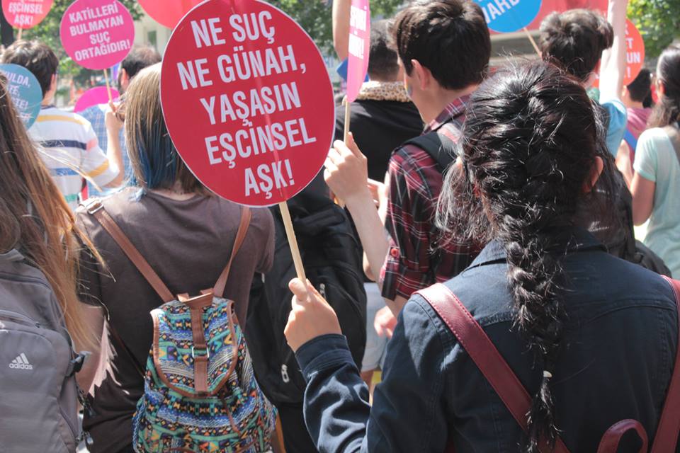 Hükümet medyasının “aile” albümünden ayrımcılık ve nefret suçu kareleri | Kaos GL - LGBTİ+ Haber Portalı