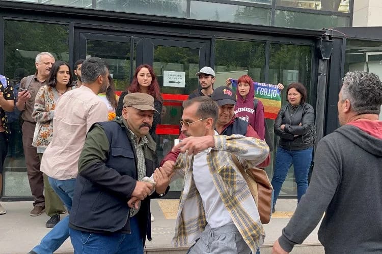 3-eskisehir-onur-yuruyusu-nde-18-kisi-gozaltinda-2 3-eskisehir-onur-yuruyusu-nde-18-kisi-gozaltinda-2