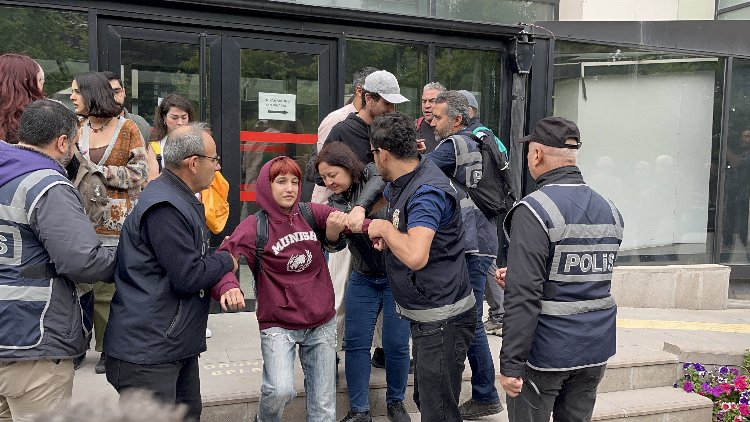 3-eskisehir-onur-yuruyusu-nde-18-kisi-gozaltinda-3 3-eskisehir-onur-yuruyusu-nde-18-kisi-gozaltinda-3