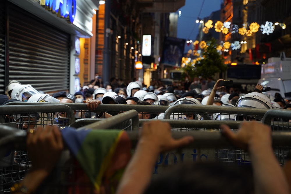 alen-geziyan-in-objektifinden-taksim-istanbul-sozlesmesi-eylemi-1