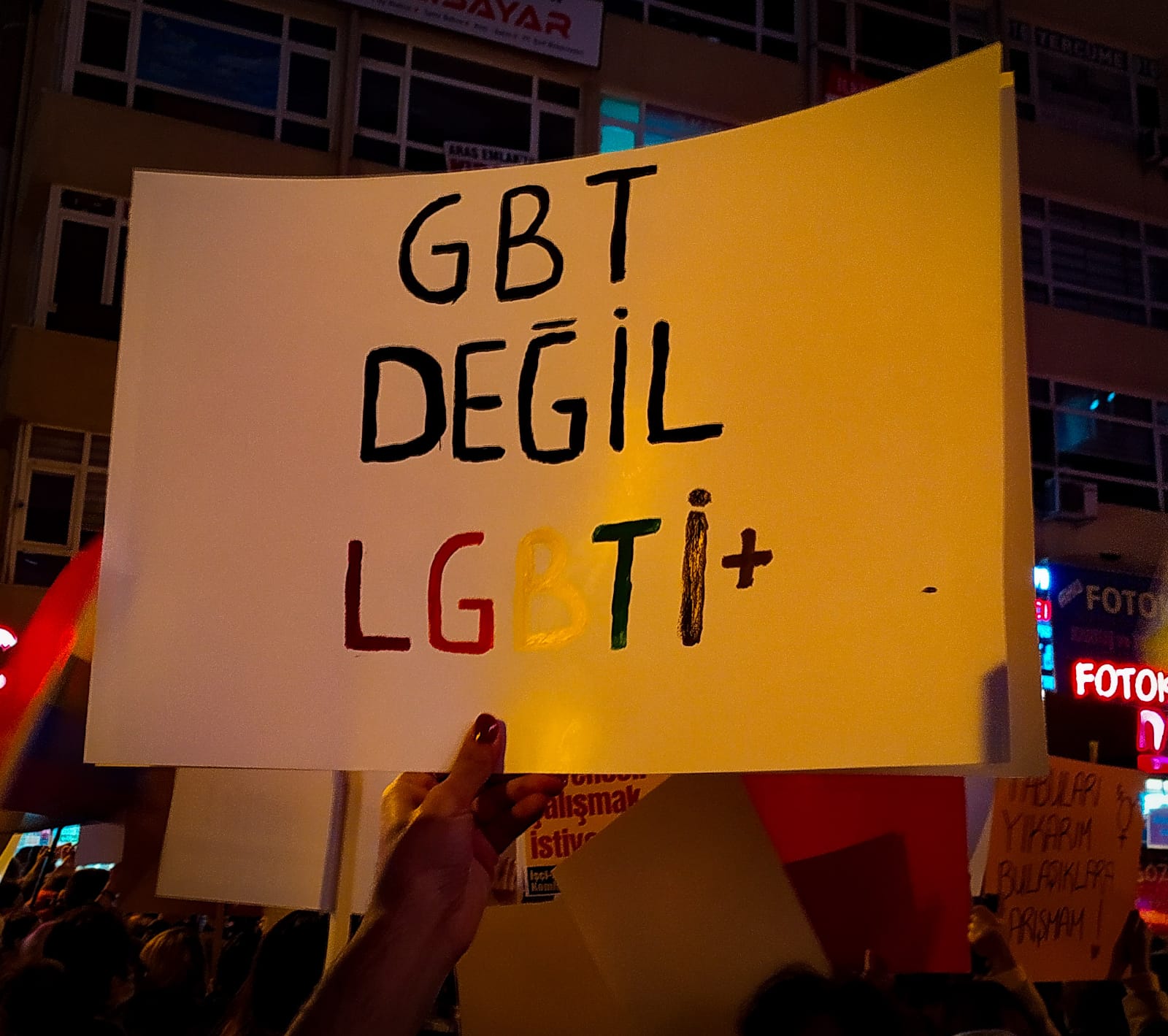 ankara-da-25-kasim-lgbti-larin-sesi-sloganlari-alanda-13