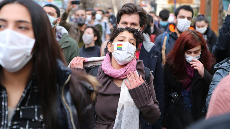 ankara-da-polis-gokkusagi-bayraklarina-saldirdi-gozaltina-alinanlar-darp-edildi-1