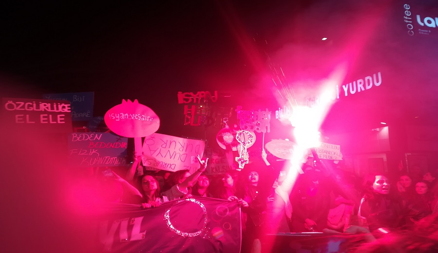 ankara-feminist-gece-yuruyusu-nde-gokkusagi-bayraklari-alana-alinmadi-1