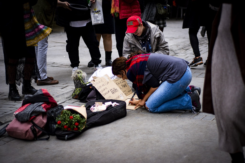 arkadasimiz-trans-oldugu-ve-sokakta-muzik-yaptigi-icin-saldiriya-ugradi-1 arkadasimiz-trans-oldugu-ve-sokakta-muzik-yaptigi-icin-saldiriya-ugradi-1