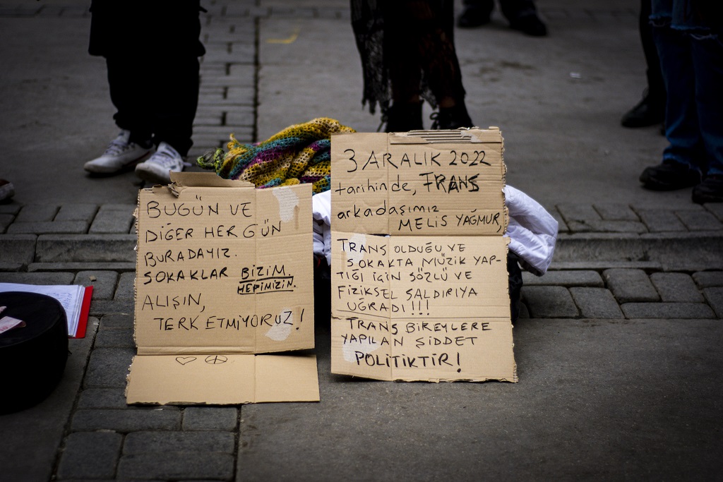 arkadasimiz-trans-oldugu-ve-sokakta-muzik-yaptigi-icin-saldiriya-ugradi-2 arkadasimiz-trans-oldugu-ve-sokakta-muzik-yaptigi-icin-saldiriya-ugradi-2