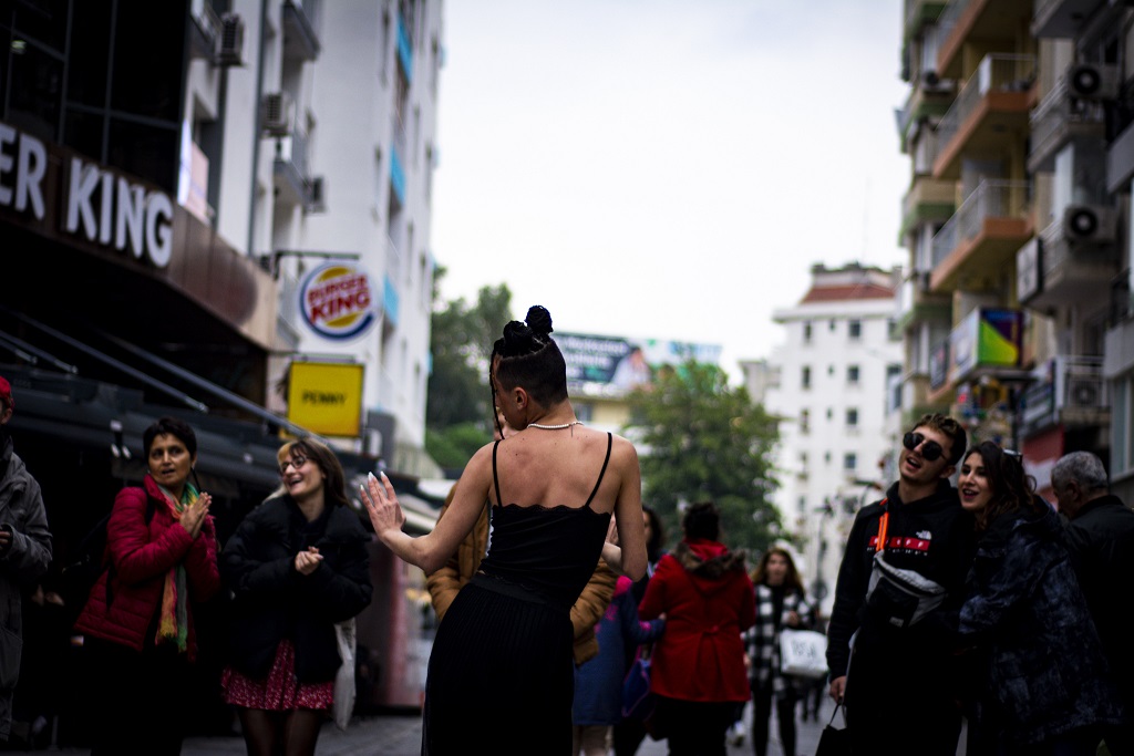 arkadasimiz-trans-oldugu-ve-sokakta-muzik-yaptigi-icin-saldiriya-ugradi-3 arkadasimiz-trans-oldugu-ve-sokakta-muzik-yaptigi-icin-saldiriya-ugradi-3