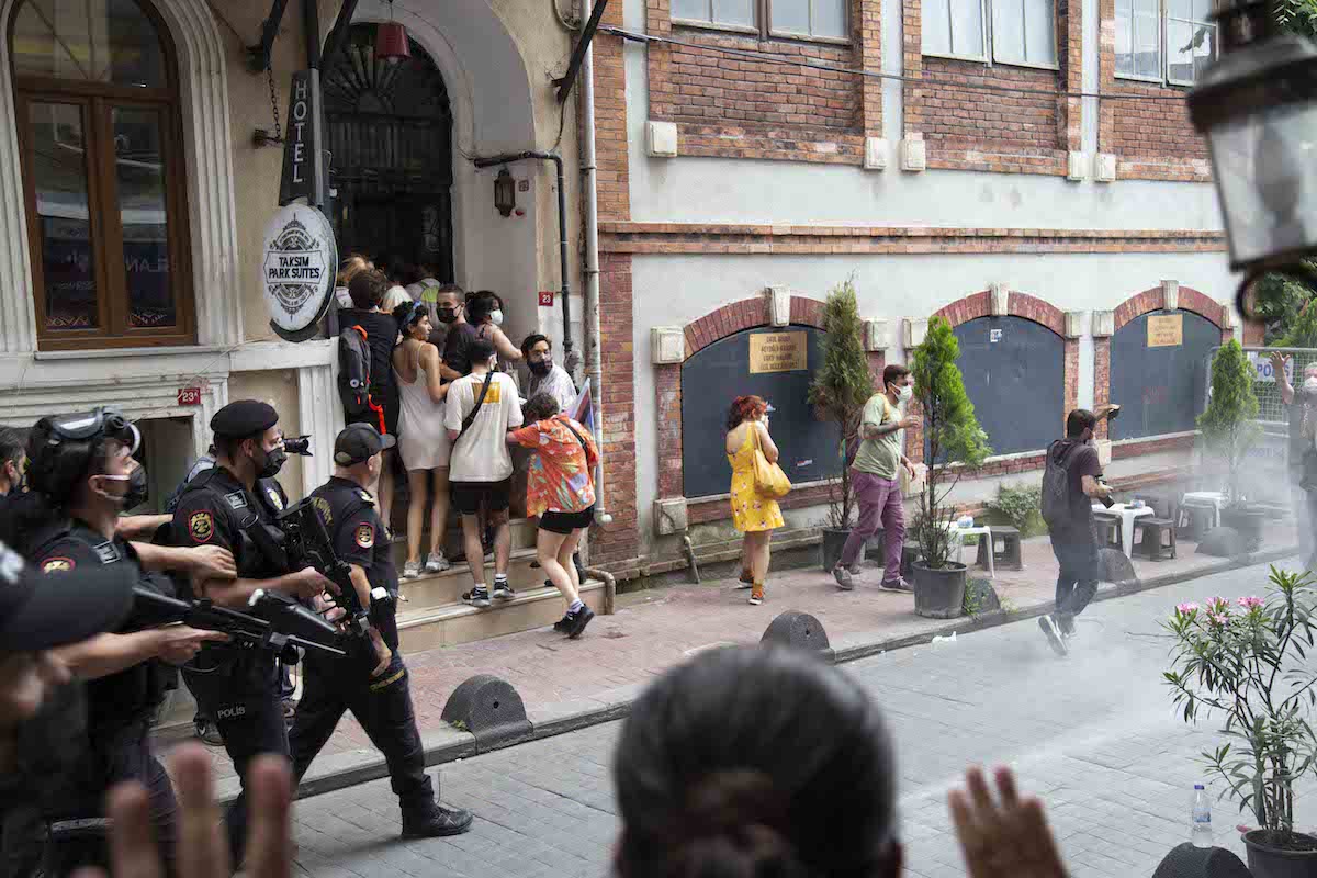 ates-alpar-in-objektifinden-lgbti-onur-yuruyusu-4