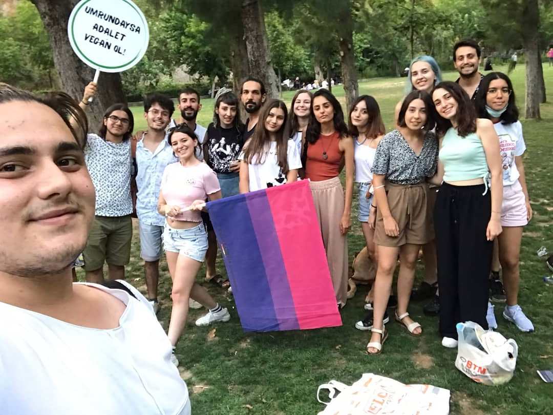 aydin-lgbti-dayanismasi-donemi-vegan-piknikle-kapatti-1 aydin-lgbti-dayanismasi-donemi-vegan-piknikle-kapatti-1