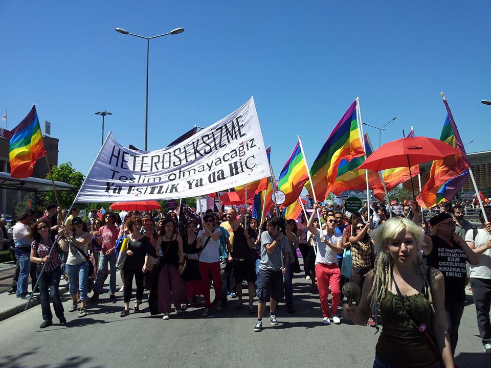 bunlar-apartmanlarinda-escinsel-komsuya-da-tahammul-edemezler-1 bunlar-apartmanlarinda-escinsel-komsuya-da-tahammul-edemezler-1