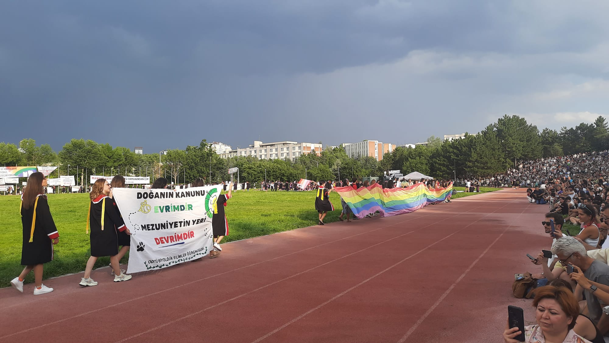 devrim-de-gokkusagi-acti-1 devrim-de-gokkusagi-acti-1