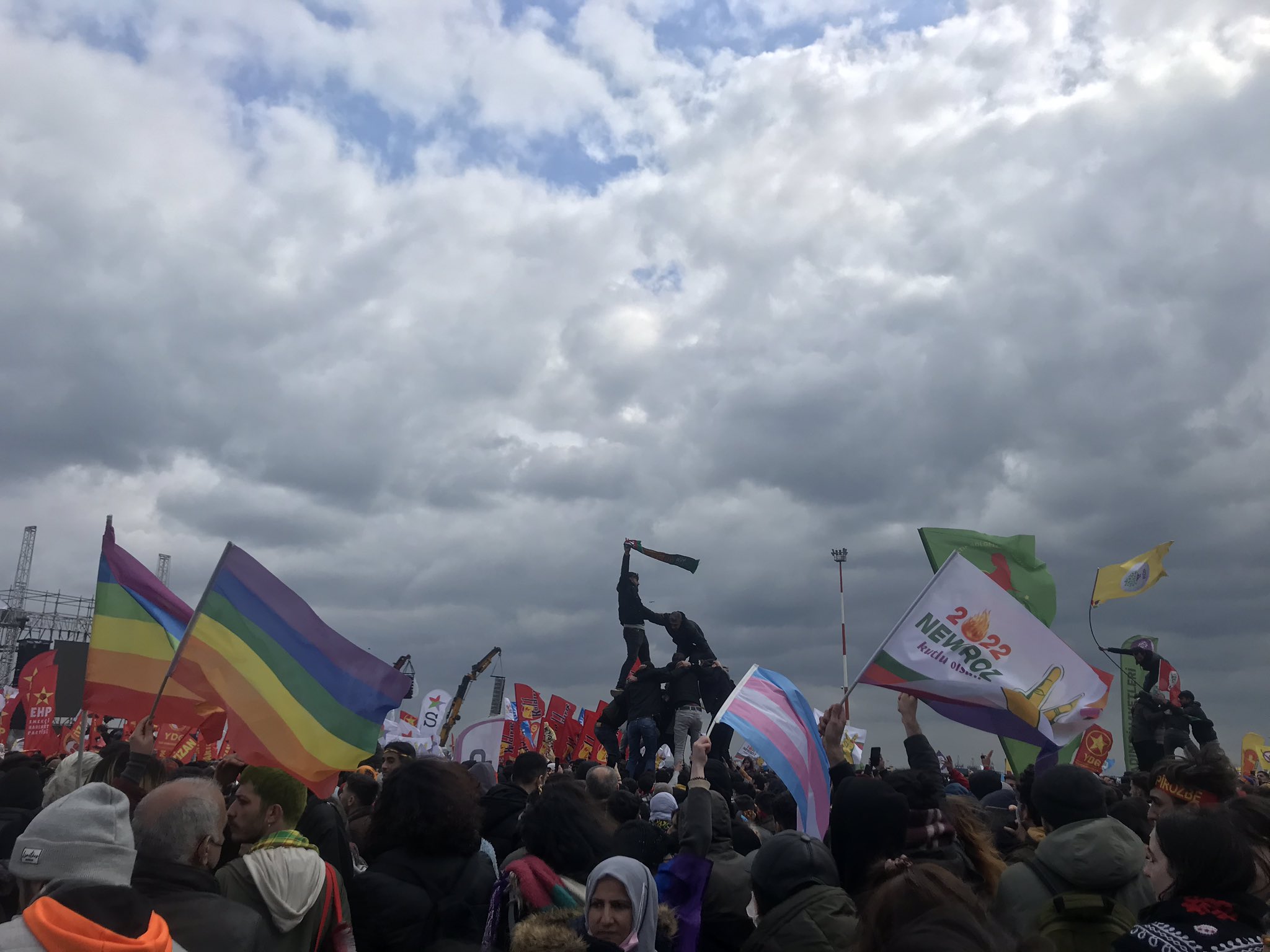 diyarbakir-istanbul-ve-izmir-newrozlarinda-lgbti-larin-onuruna-saldirilar-6