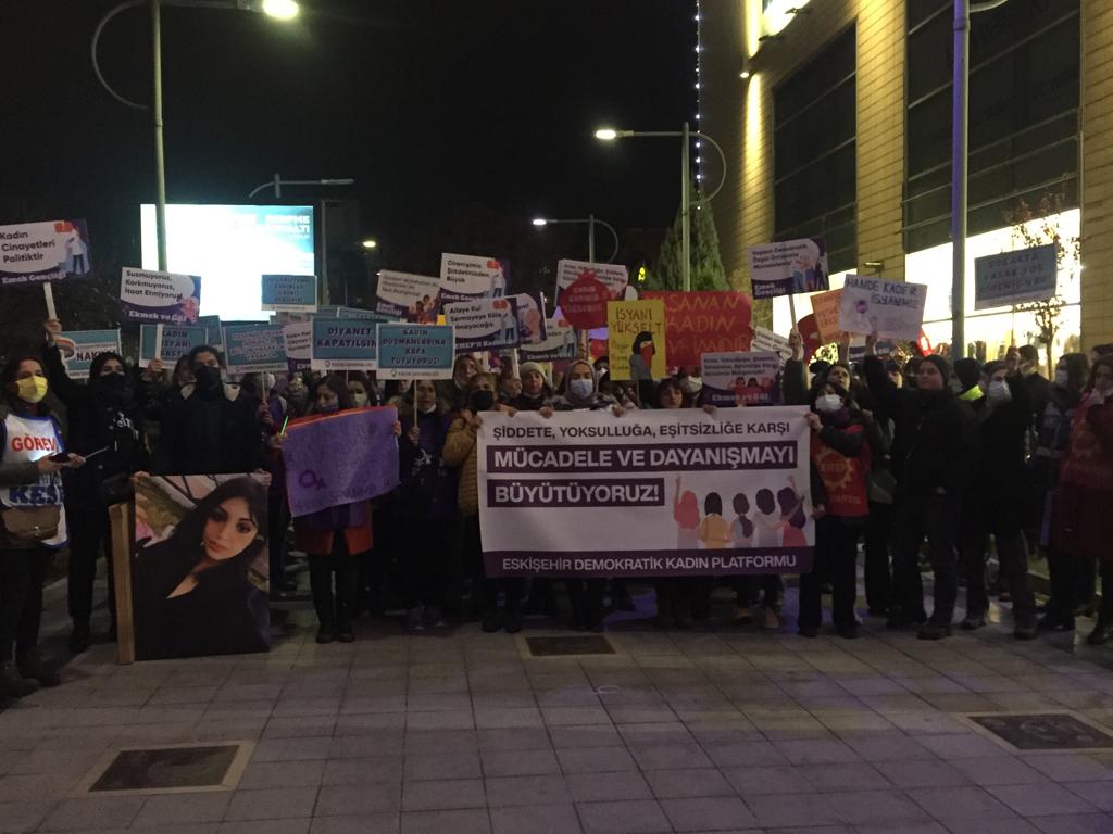 eskisehir-de-25-kasim-polis-lgbti-bayraklarini-engelledi-1