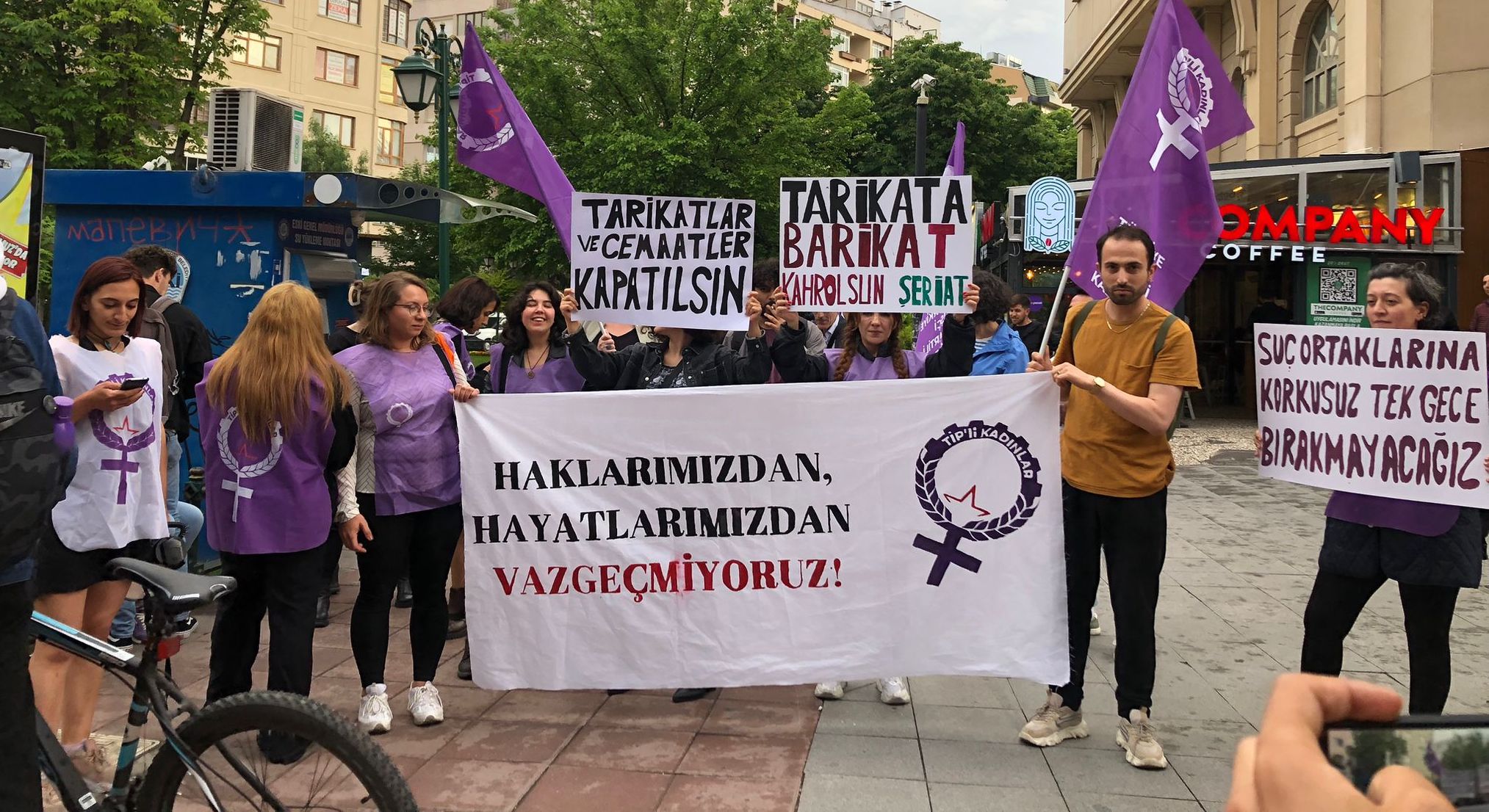 eskisehir-de-polis-trans-bayragi-acan-tip-li-kadinlara-saldirdi-1