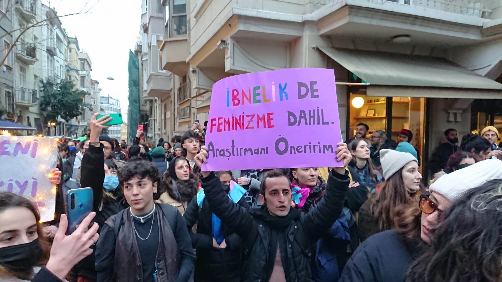 feminist-isyan-taksim-in-her-sokagindan-siraselviler-e-akiyor-1