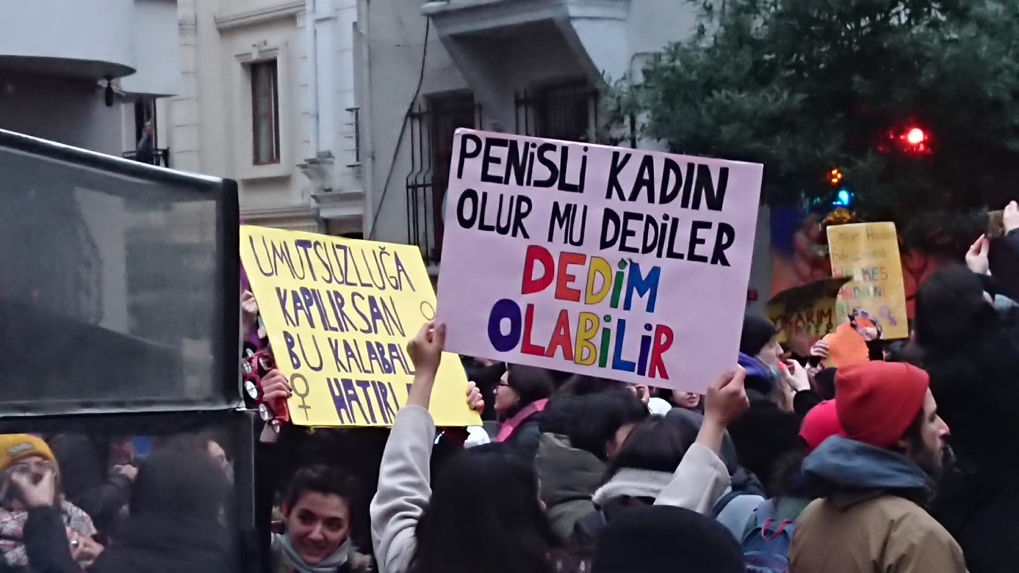 feminist-isyan-taksim-in-her-sokagindan-siraselviler-e-akiyor-2