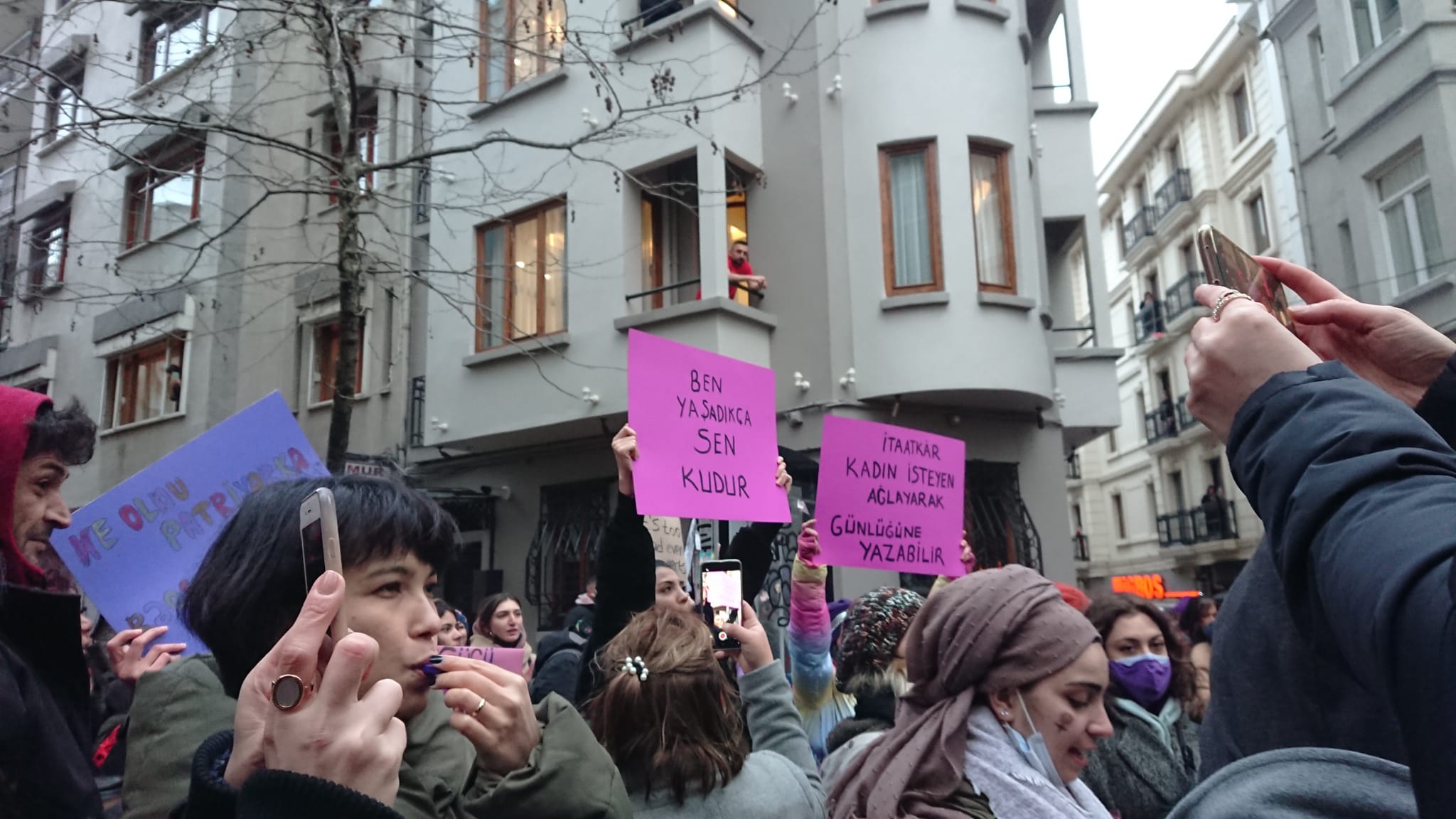 feminist-isyan-taksim-in-her-sokagindan-siraselviler-e-akiyor-4