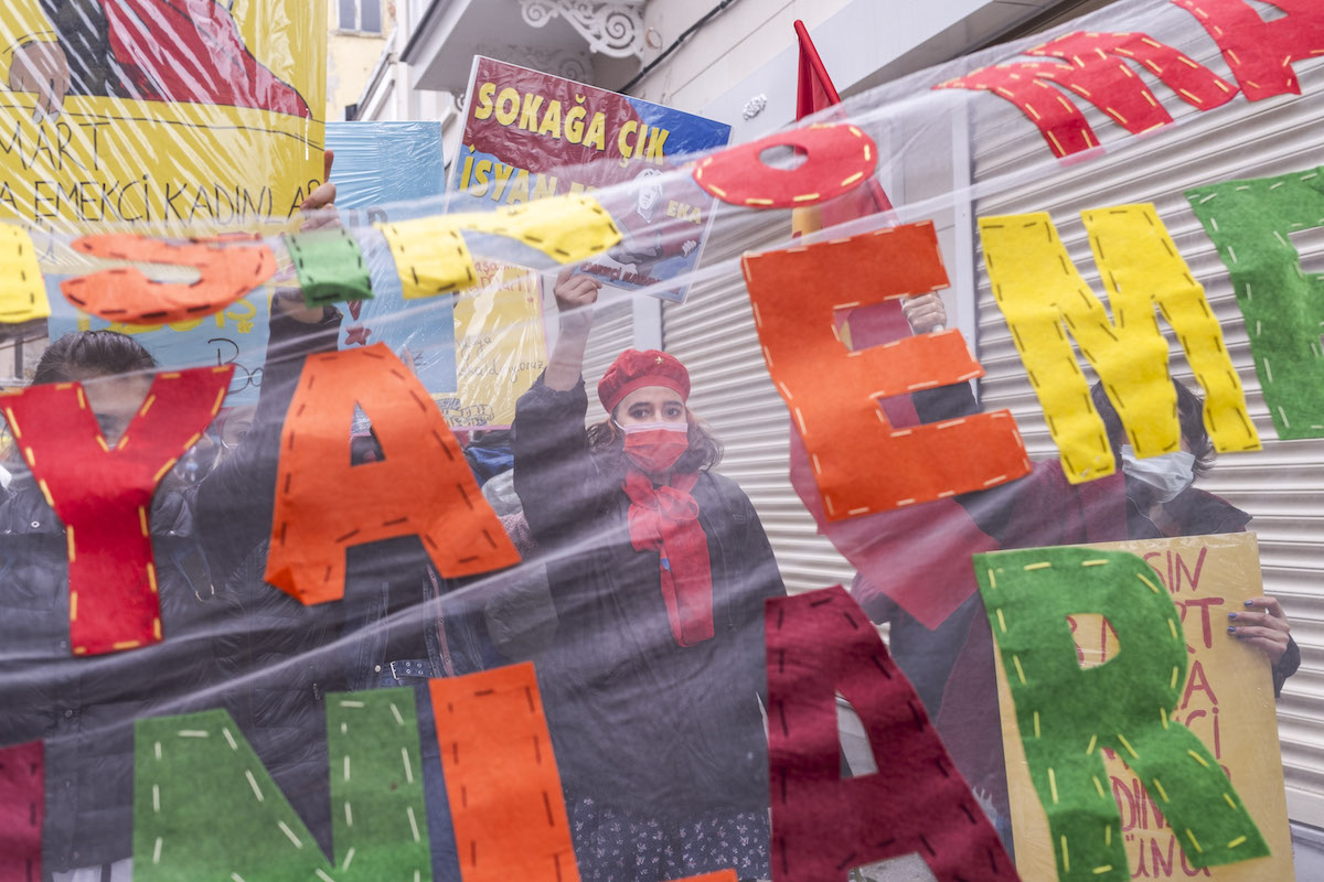 gozaltina-alinan-foto-muhabir-sener-yilmaz-aslan-in-objektifinden-buyuk-kadin-bulusmasi-1