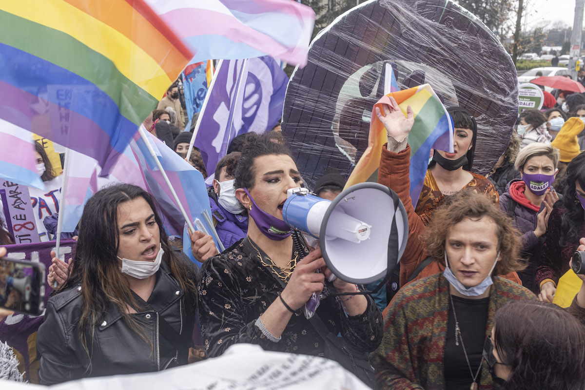 gozaltina-alinan-foto-muhabir-sener-yilmaz-aslan-in-objektifinden-buyuk-kadin-bulusmasi-2
