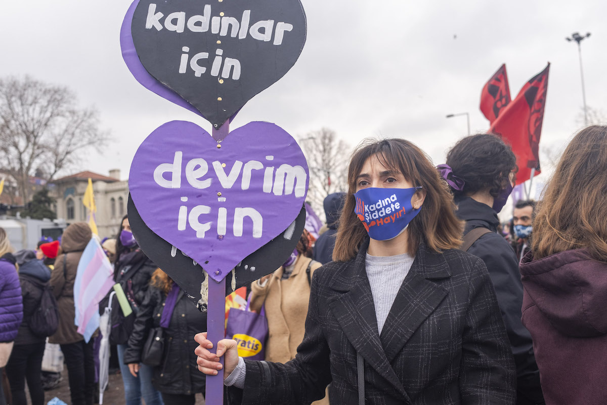 gozaltina-alinan-foto-muhabir-sener-yilmaz-aslan-in-objektifinden-buyuk-kadin-bulusmasi-3