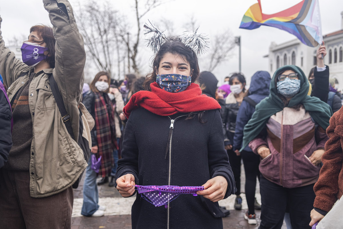 gozaltina-alinan-foto-muhabir-sener-yilmaz-aslan-in-objektifinden-buyuk-kadin-bulusmasi-4