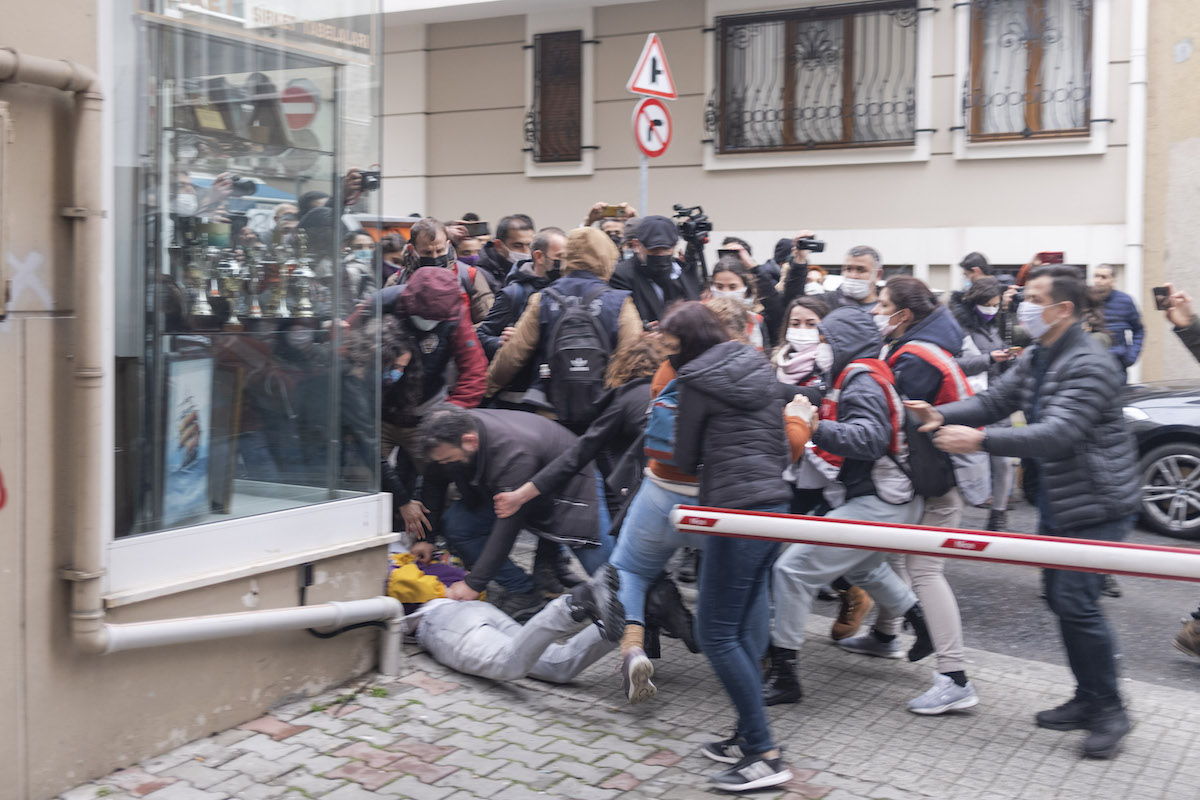 gozaltina-alinan-foto-muhabir-sener-yilmaz-aslan-in-objektifinden-buyuk-kadin-bulusmasi-6