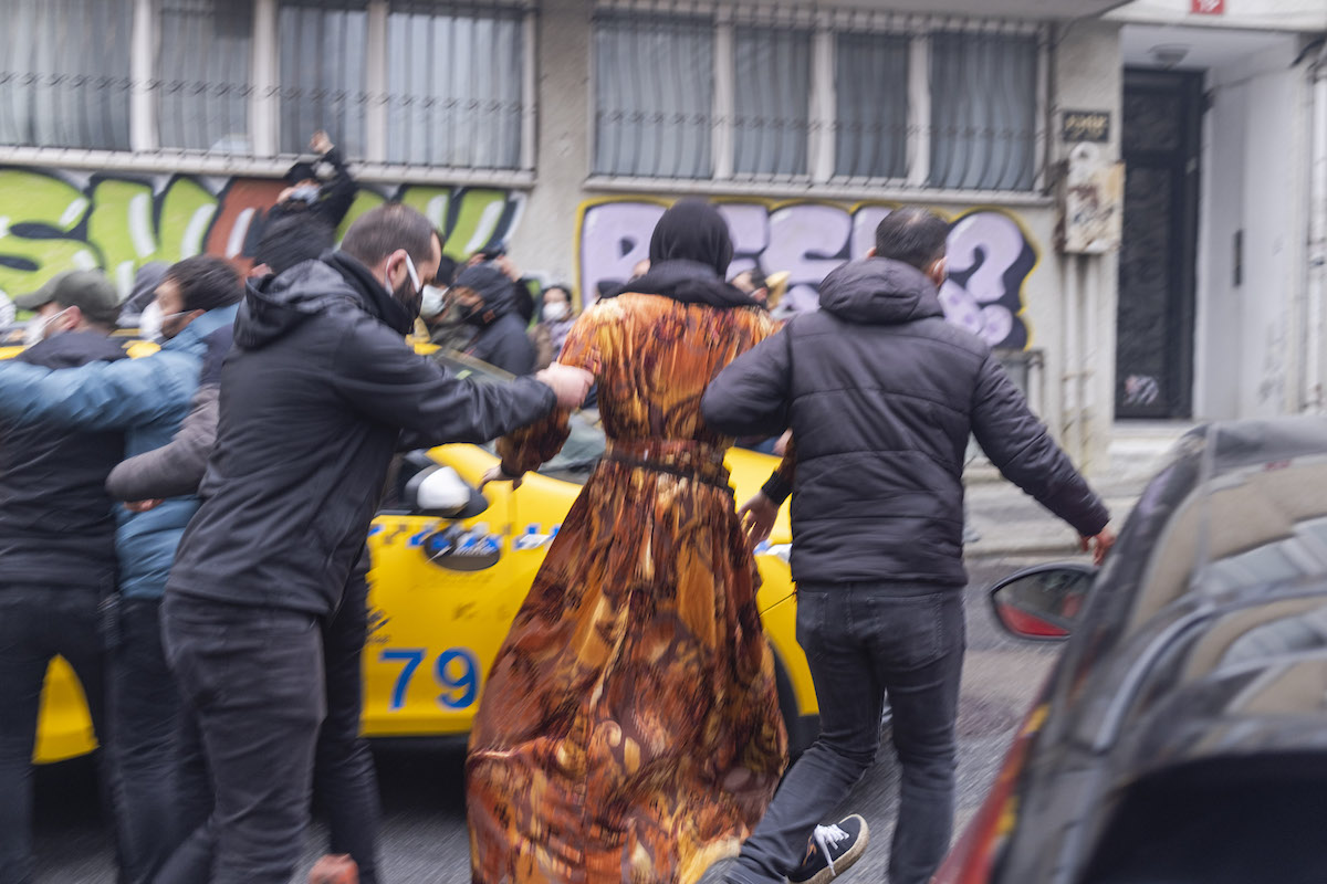 gozaltina-alinan-foto-muhabir-sener-yilmaz-aslan-in-objektifinden-buyuk-kadin-bulusmasi-7