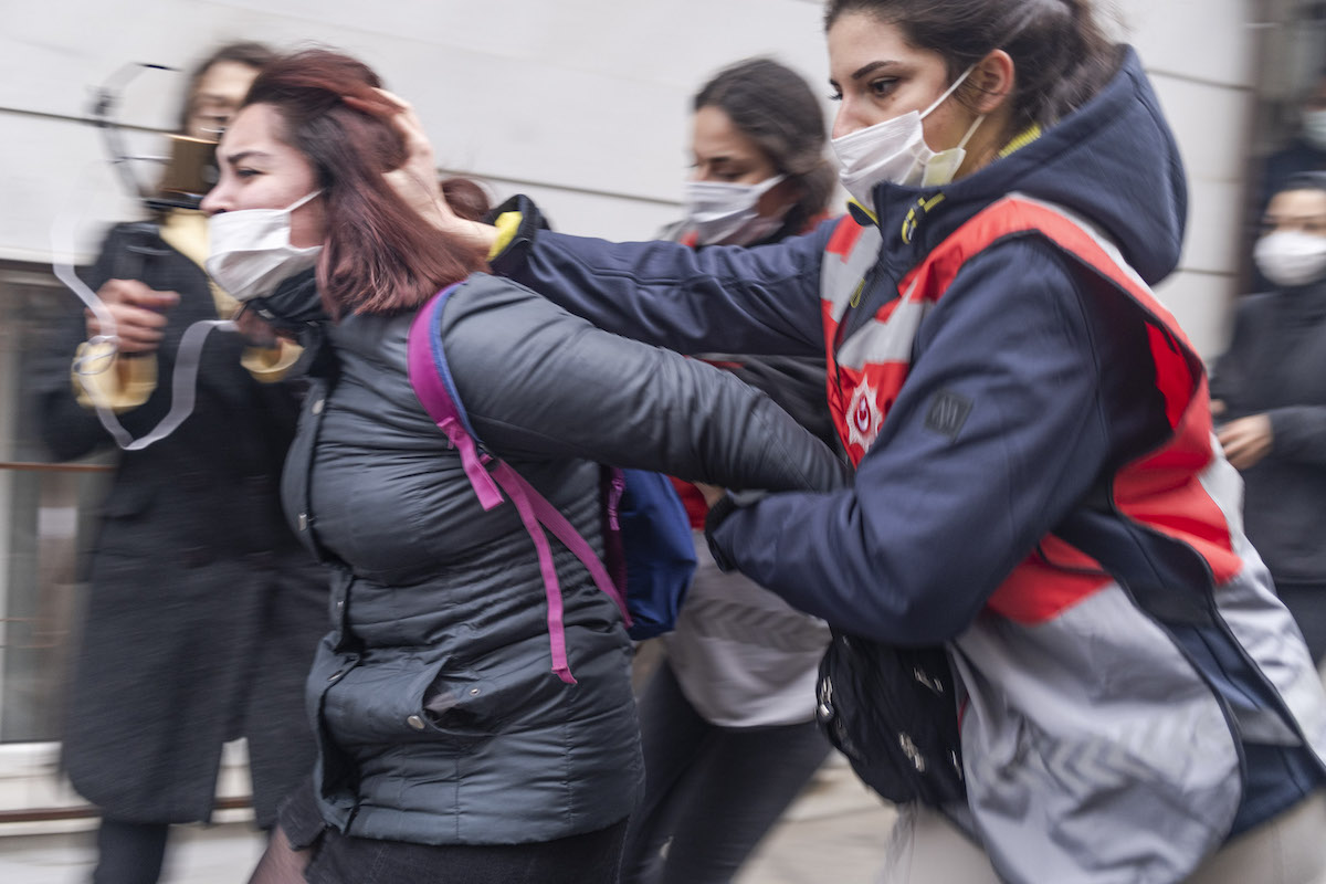 gozaltina-alinan-foto-muhabir-sener-yilmaz-aslan-in-objektifinden-buyuk-kadin-bulusmasi-8