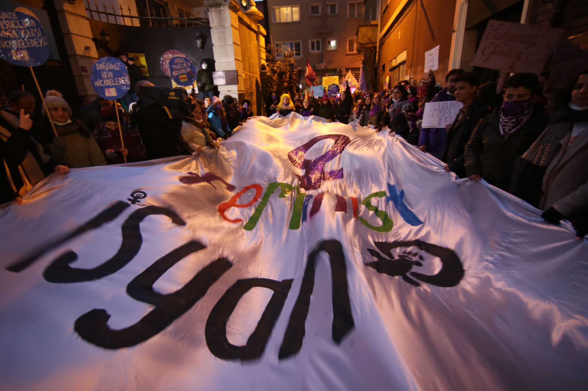 istanbul-da-geceyi-feminist-yuruyus-aydinlatti-bitmeyecek-bu-isyan-1 istanbul-da-geceyi-feminist-yuruyus-aydinlatti-bitmeyecek-bu-isyan-1