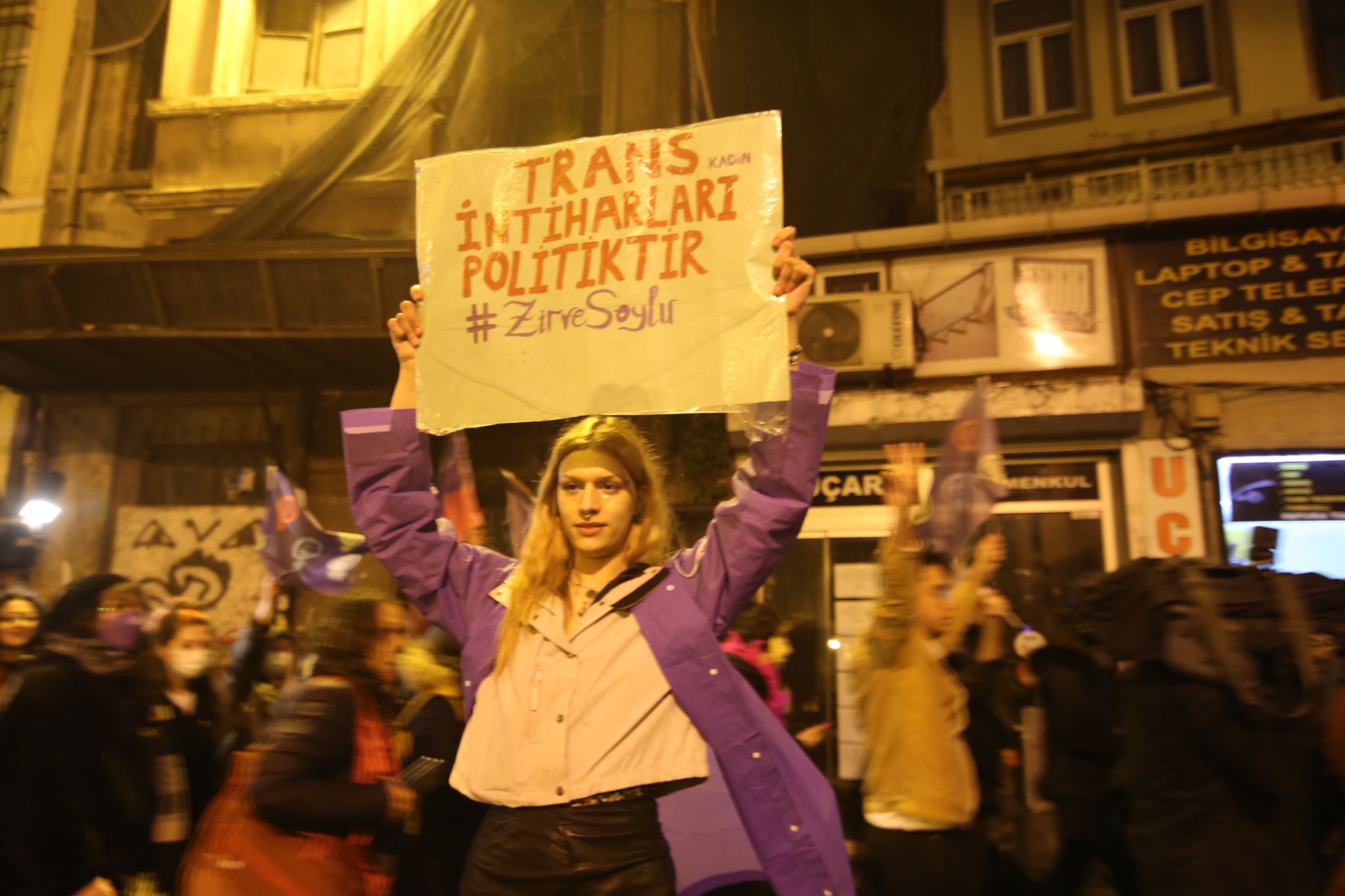 istanbul-da-geceyi-feminist-yuruyus-aydinlatti-bitmeyecek-bu-isyan-2 istanbul-da-geceyi-feminist-yuruyus-aydinlatti-bitmeyecek-bu-isyan-2