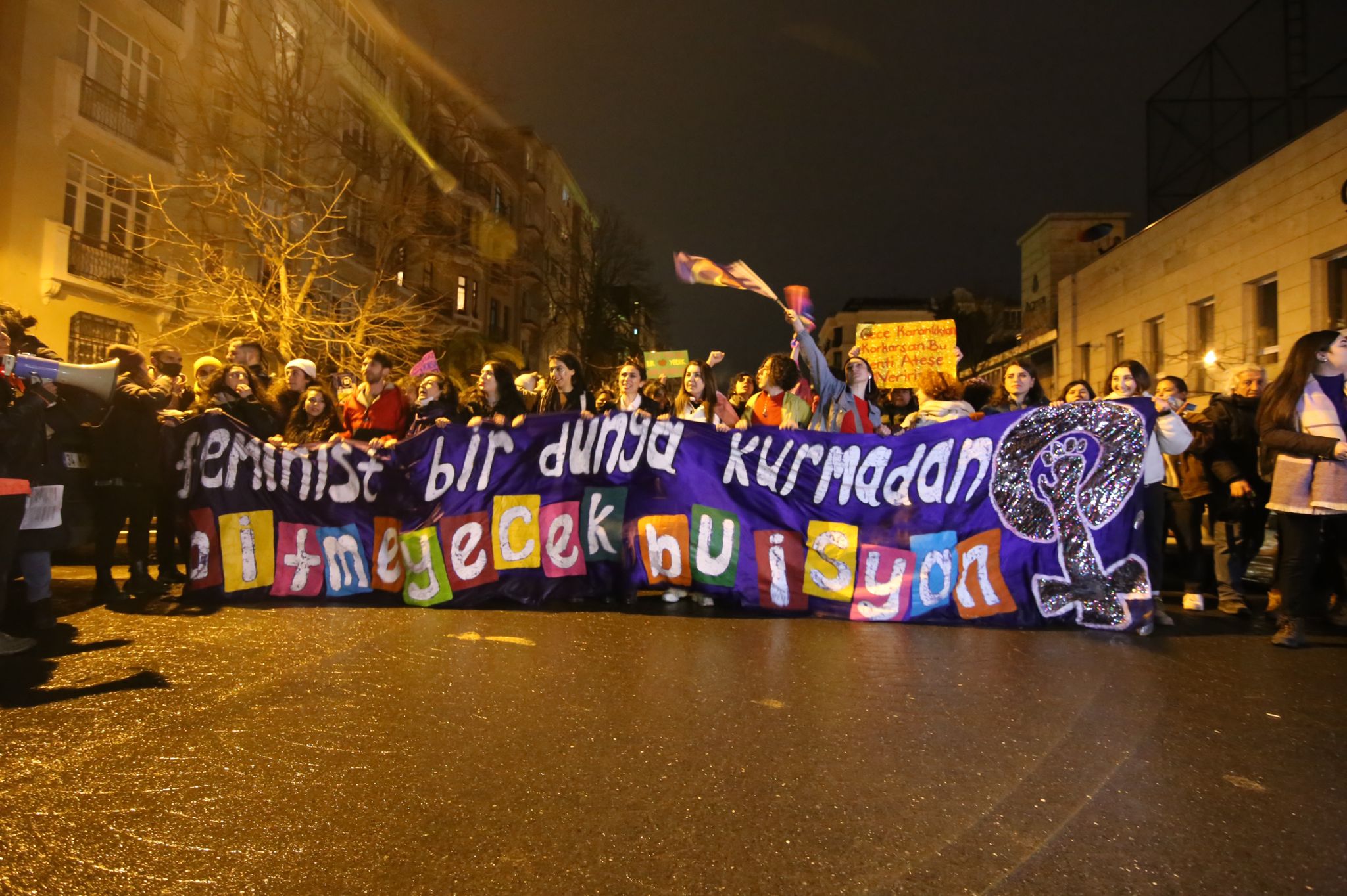 istanbul-da-geceyi-feminist-yuruyus-aydinlatti-bitmeyecek-bu-isyan-3 istanbul-da-geceyi-feminist-yuruyus-aydinlatti-bitmeyecek-bu-isyan-3
