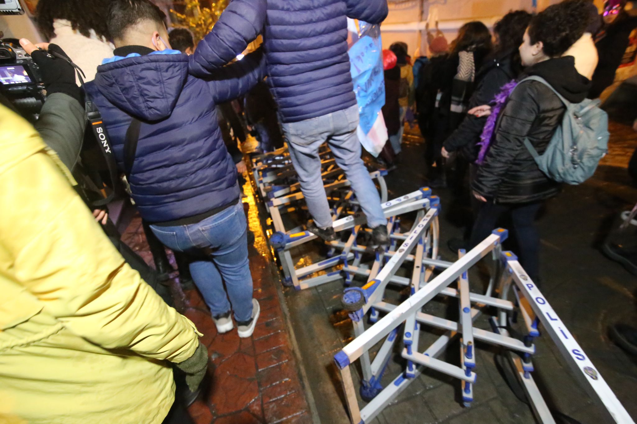 istanbul-da-geceyi-feminist-yuruyus-aydinlatti-bitmeyecek-bu-isyan-4 istanbul-da-geceyi-feminist-yuruyus-aydinlatti-bitmeyecek-bu-isyan-4