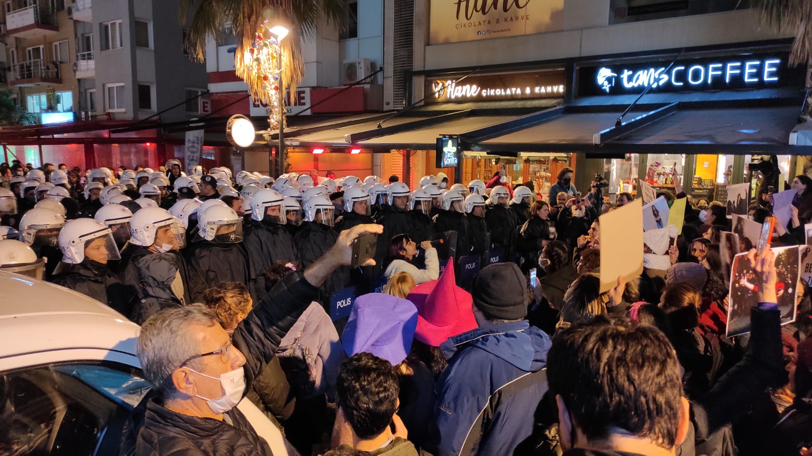 izmir-de-barikata-yikik-diyorlar-feminist-gece-yuruyusu-2