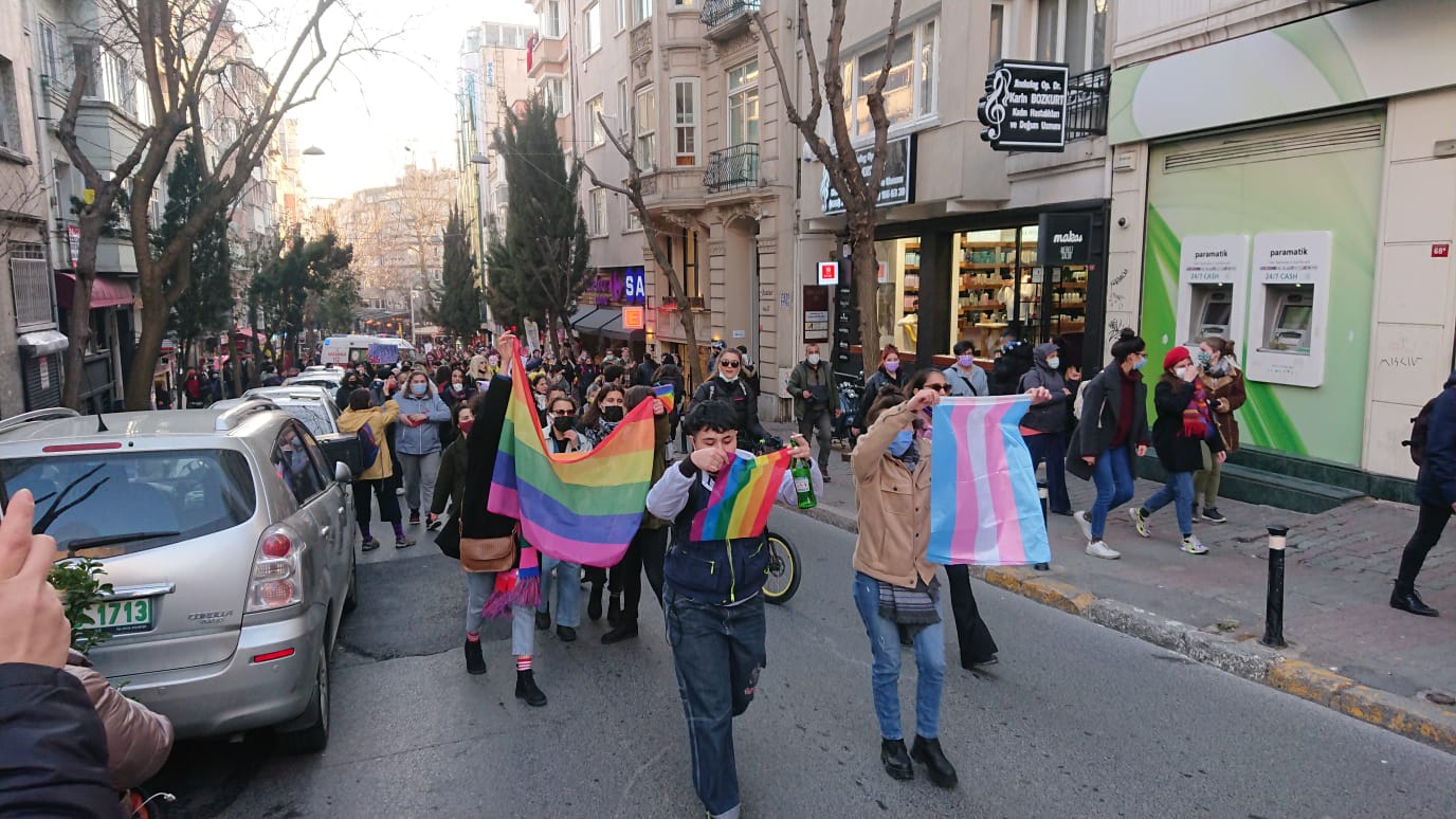 kaosgl-org-objektifinden-dort-bir-yanda-8-mart-itaat-etmiyoruz-alisin-gitmiyoruz-2