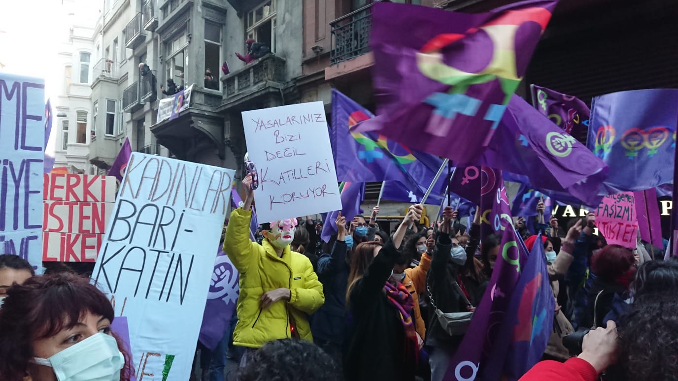 kaosgl-org-objektifinden-dort-bir-yanda-8-mart-itaat-etmiyoruz-alisin-gitmiyoruz-3