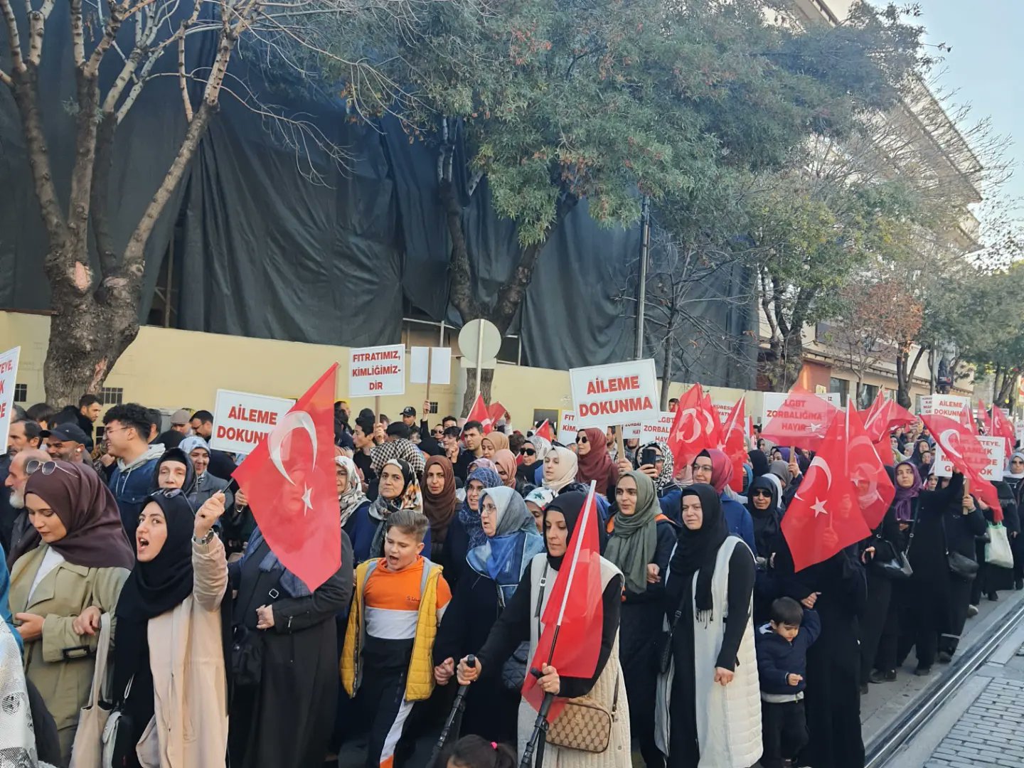 konya-da-belediye-baskani-ve-milletvekili-esliginde-lgbti-dusmani-nefret-yuruyusu-1