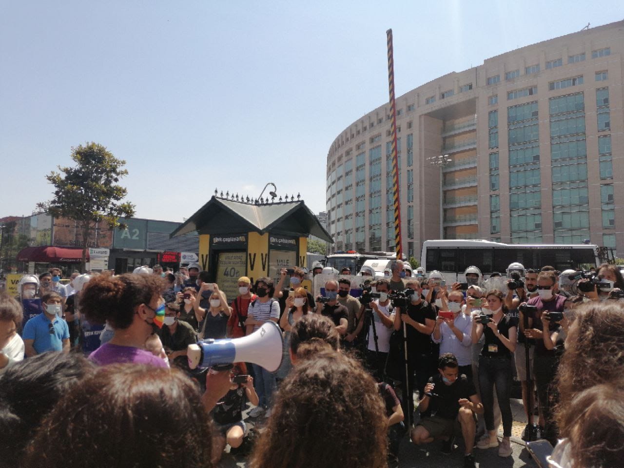 lgbti-haklari-baskilanamaz-ve-gokkusagi-yargilanamaz-1